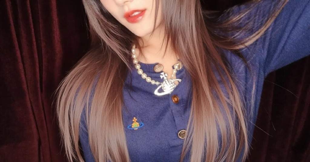 Bada S.E.S. tampil memukau dengan rambut panjang dan riasan glamor di usia 46 tahun