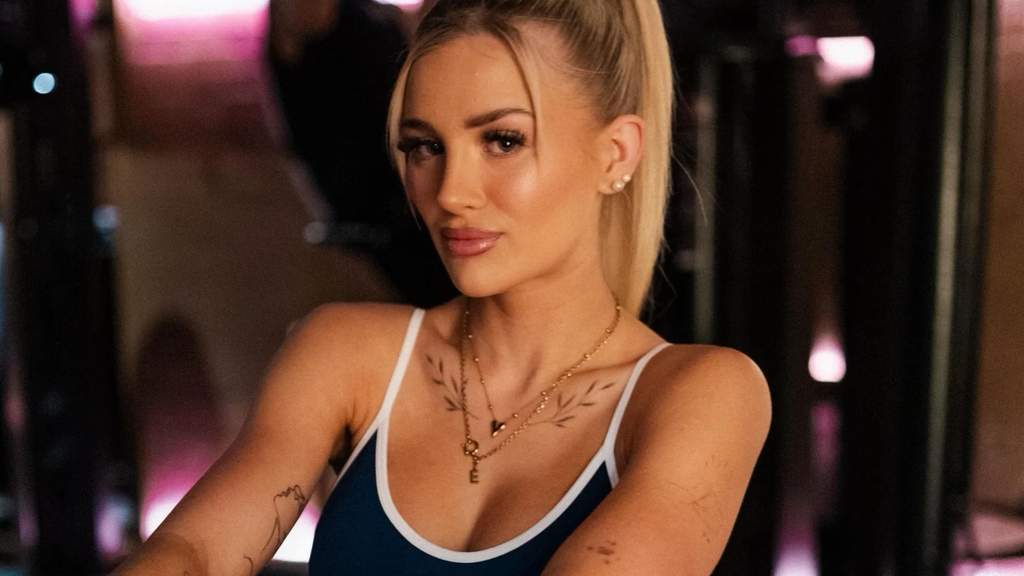 Influencer Edda Elisa Pilz yang dilarang naik pesawat Lufthansa karena masalah pakaian