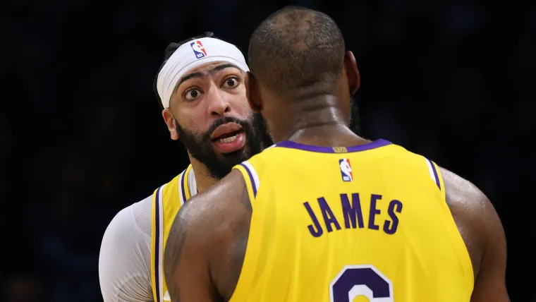 Pemain Los Angeles Lakers Anthony Davis tertawa setelah melakukan pelanggaran konyol