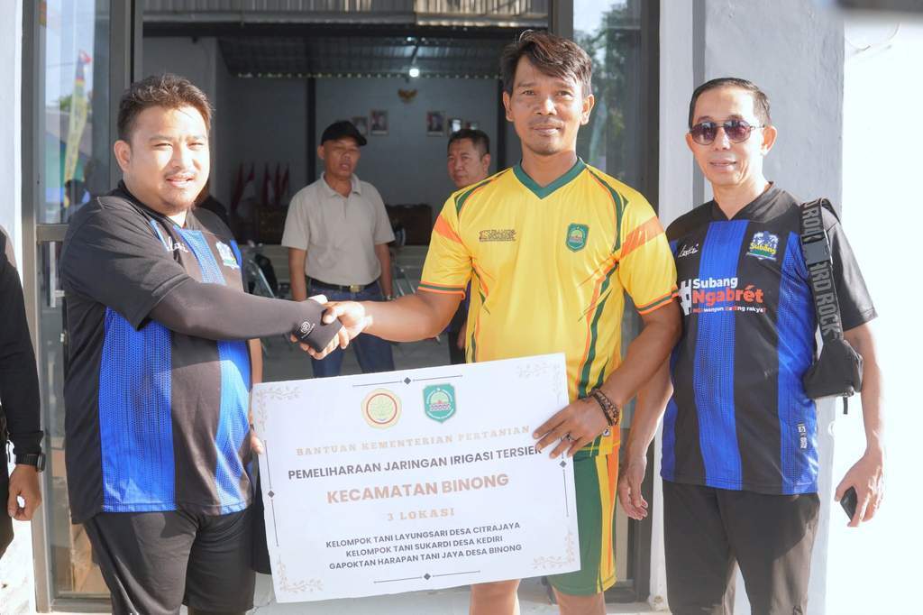 Bupati Subang Reynaldy Putra Andita saat meninjau langsung lahan pertanian yang rawan kekeringan bersama para petani di wilayah Kecamatan Binong, Subang.