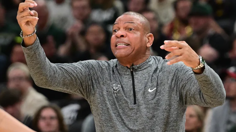 Pemain NBA Anfernee Simons bersiap melakukan tembakan di lapangan basket