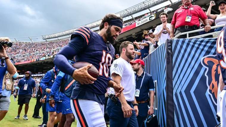 Quarterback Chicago Bears Caleb Williams menunjukkan kuku jarinya yang dicat jelang debut NFL