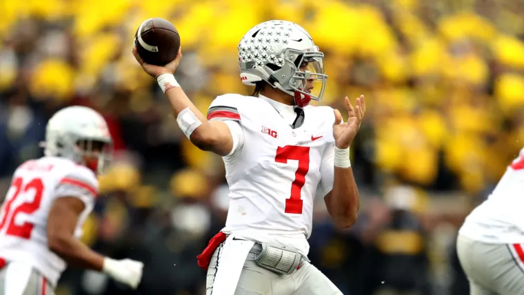 Quarterback C.J. Stroud bersiap melempar bola dalam persiapan menjelang gelaran NFL Draft
