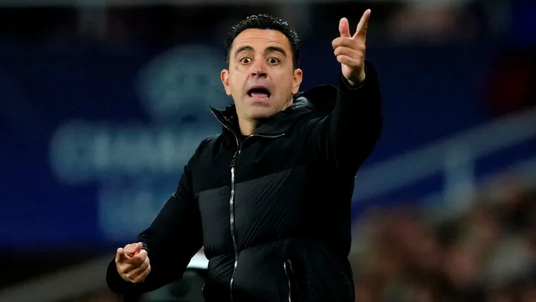 Xavi Hernandez saat melatih Barcelona di tepi lapangan