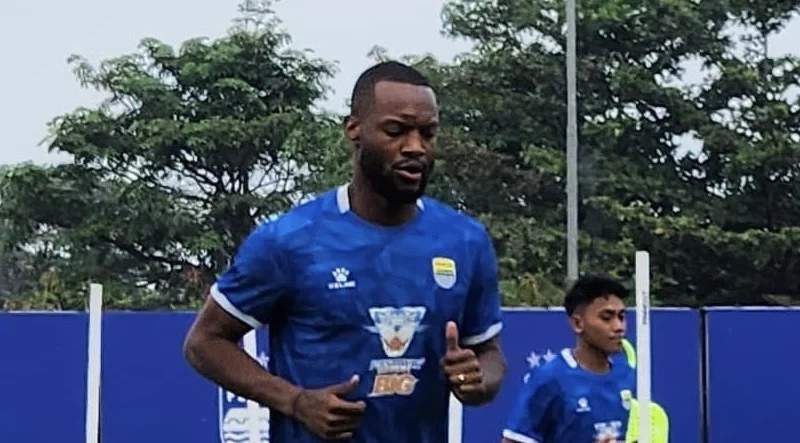 Pemain baru Persib Bandung asal Prancis, Gabriel Mutombo, saat memberikan keterangan pers mengenai keputusannya bergabung dengan skuad Maung Bandung untuk musim 2026/2027.