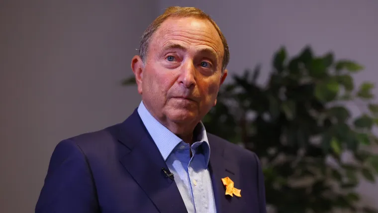 Gary Bettman Tanggapi Laporan Pemain NHL yang Tertahan di Rusia