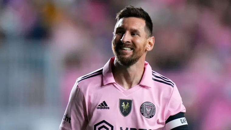 Lionel Messi memamerkan trofi Ballon d'Or kedelapan di hadapan suporter Inter Miami