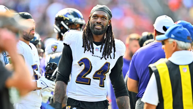 Jadeveon Clowney mengenakan jersey nomor 24 Baltimore Ravens di pertandingan NFL