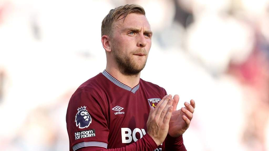 Winger West Ham United Jarrod Bowen melakukan selebrasi di lapangan dengan seragam kebanggaan klub di London Stadium.