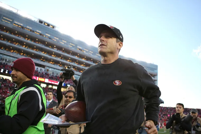 Pelatih kepala Jim Harbaugh saat memberikan instruksi taktis di pinggir lapangan pertandingan NFL