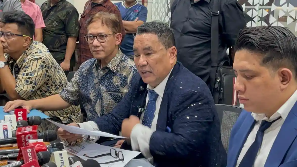 Pengacara senior Hotman Paris Hutapea saat memberikan keterangan pers kepada media terkait status hukum Tan Kian dalam pusaran kasus korupsi PT Asabri.