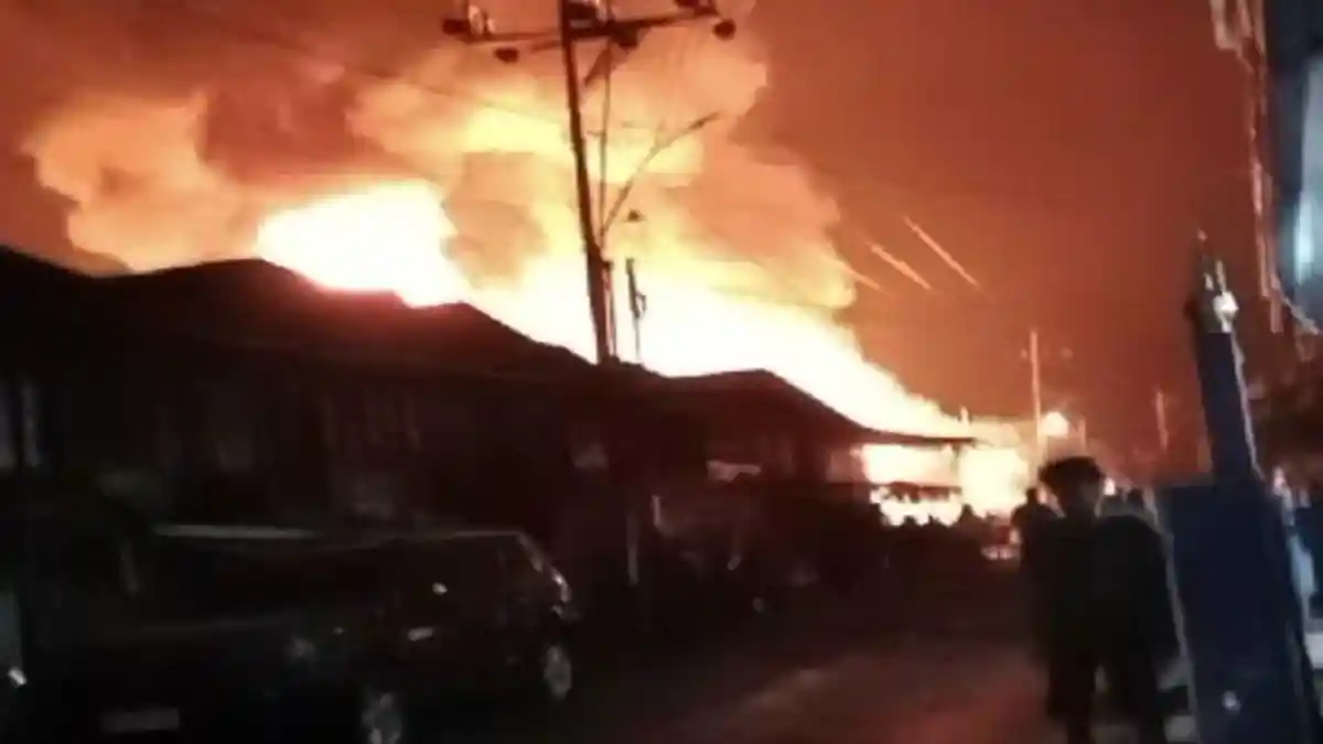 Kondisi sisa puing bangunan rumah kayu milik warga yang hangus terbakar akibat amukan si jago merah di kawasan padat penduduk Desa Muara Danau, Empat Lawang.