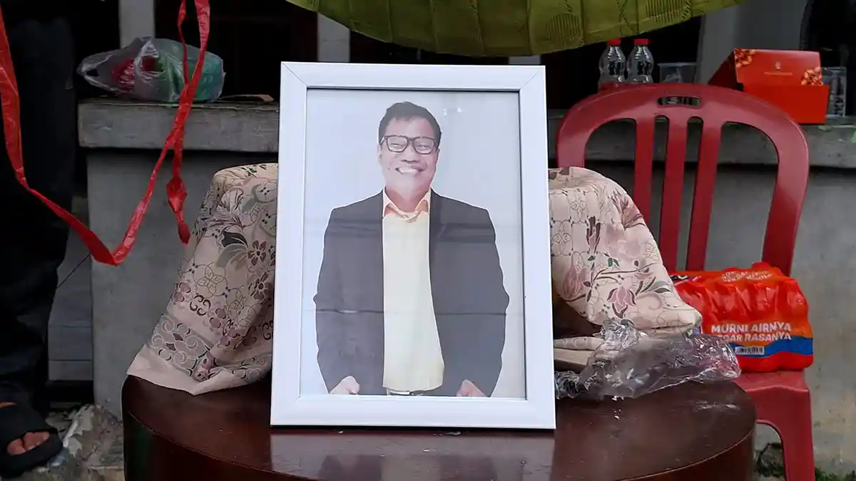 Suasana haru saat komedian Abdel Achrian berziarah dan menangis di depan pusara makam mendiang sahabatnya, Simson Rarameha Ngadang alias Temon.