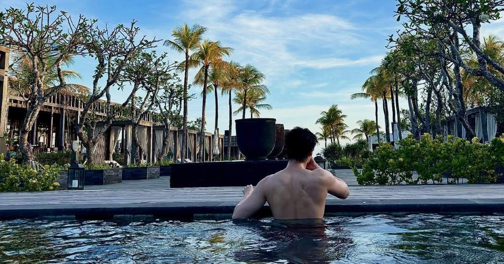Aktor Lee Jong Suk tampil tanpa atasan memperlihatkan otot punggungnya di kolam renang
