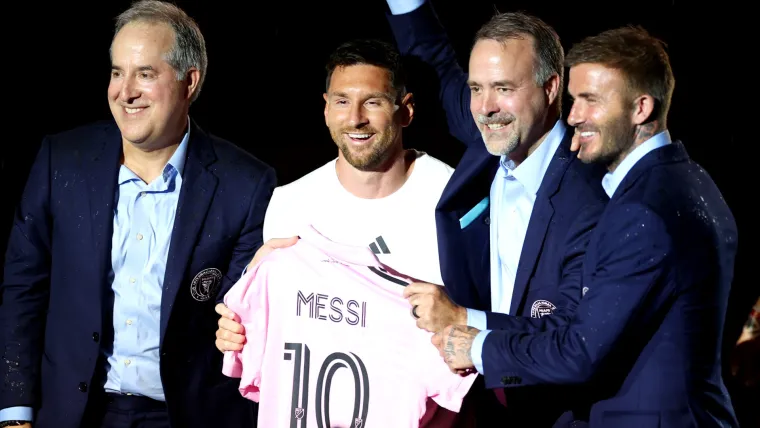 Lionel Messi tersenyum saat diperkenalkan secara resmi sebagai pemain Inter Miami di stadion