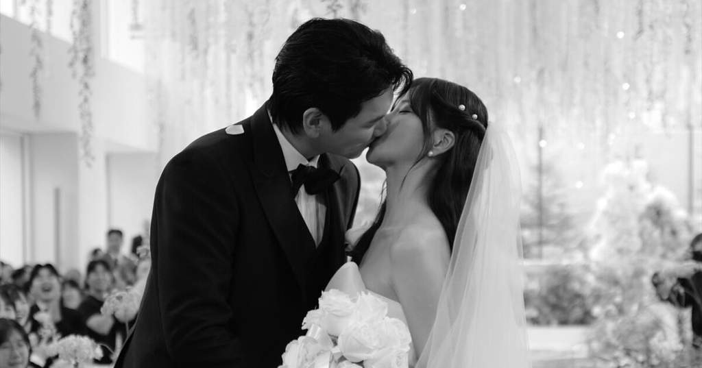 Pernikahan mewah model Maxim Park Min Jung dan YouTuber Song Hyung Joo dalam balutan busana pengantin