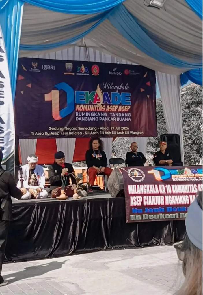Kemeriahan peringatan Milangkala HUT ke-10 Komunitas Asep Asep (KAA) yang digelar di pelataran Gedung Negara Sumedang.