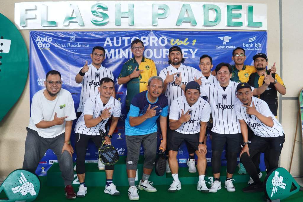 Wakil Bupati Subang Agus Masykur Rosyadi bersama para ASN Pemkab Subang berfoto bersama saat pembukaan kompetisi Aspac Mini Tournament Volume 1 di Lapangan Flash Fadel.
