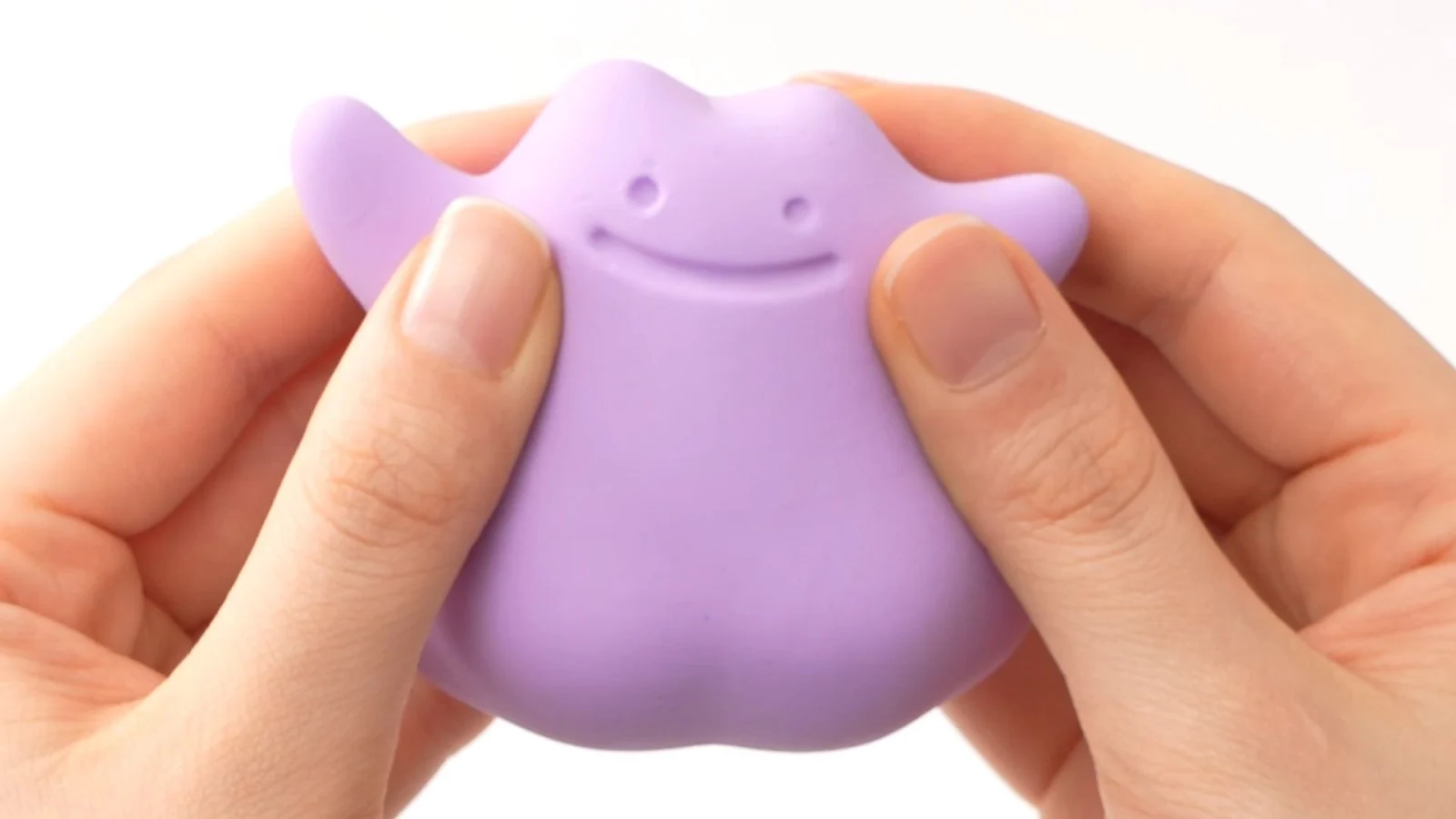 Mainan squishy Ditto berukuran telapak tangan yang dapat berubah ekspresi saat diremas