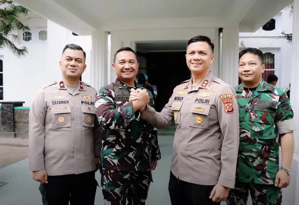 Kapolres Cimahi AKBP Niko N. Adi Putra dan Dandim 0609 Letkol Inf. Ratno saat memberikan keterangan pers mengenai penguatan sinergi TNI-Polri di Makodim 0609/Kota Cimahi.