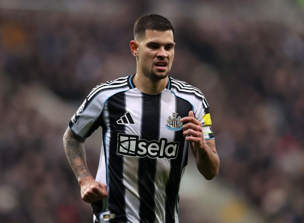 Gelandang Newcastle United Bruno Guimaraes saat mengontrol bola dalam pertandingan Premier League