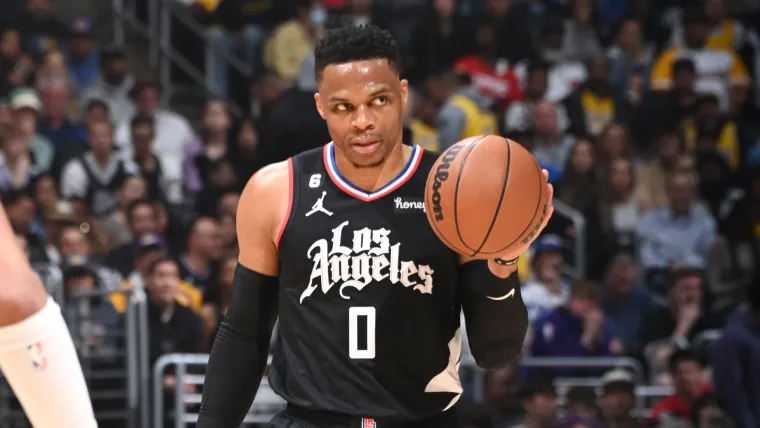 Aksi Russell Westbrook menunjuk LeBron James dalam pertandingan NBA antara Clippers dan Lakers