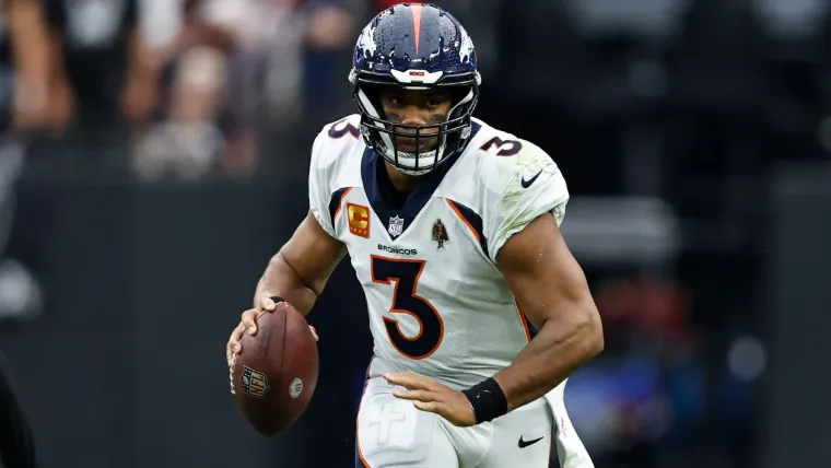 Russell Wilson bersiap melempar bola dalam pertandingan NFL bersama Denver Broncos