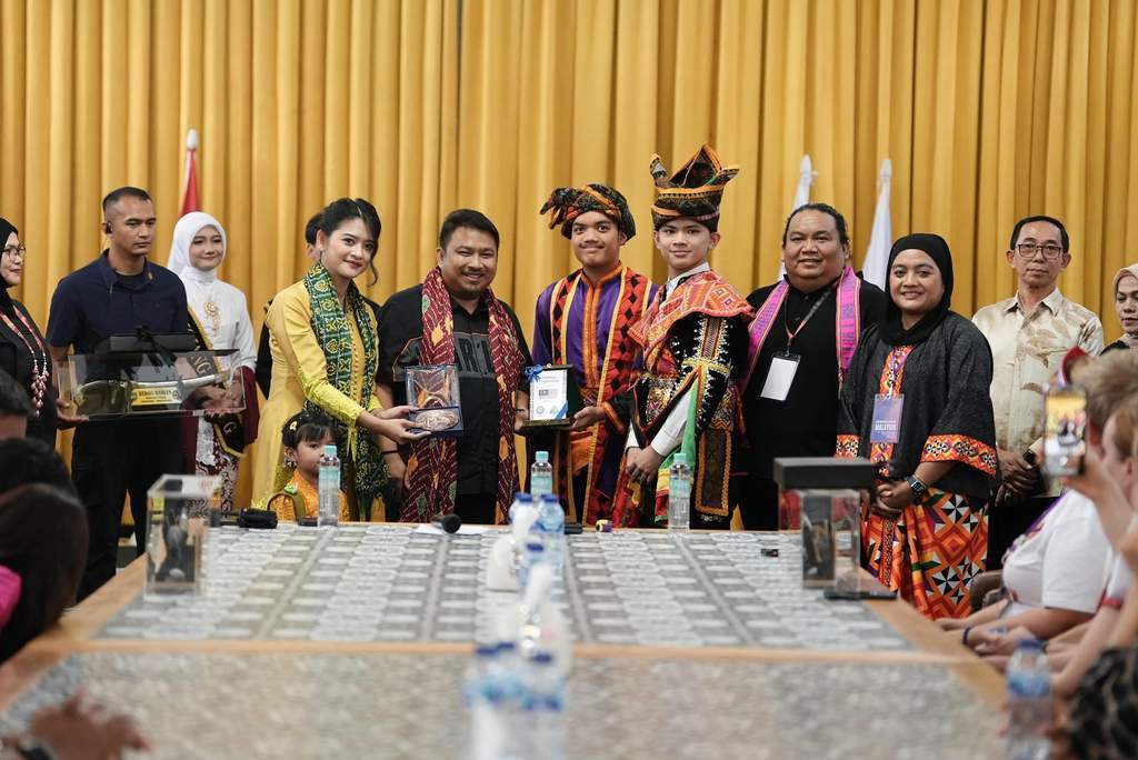 Bupati Subang Reynaldy Putra Andita bersama delegasi internasional WJIFFF 2026 saat jamuan makan malam di rumah dinas Bupati Subang.