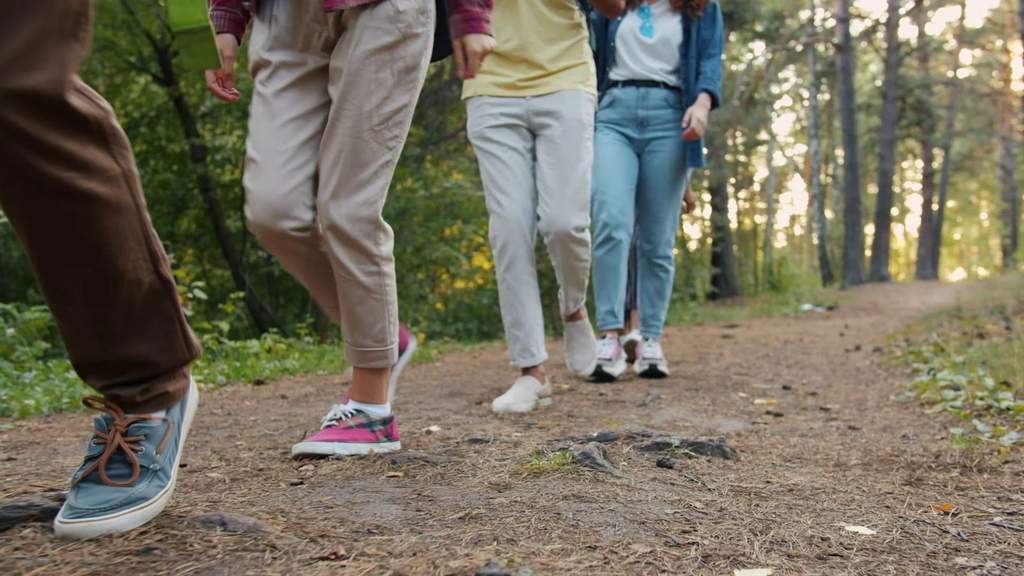 Warga Inggris beraktivitas jalan kaki di trotoar untuk program maraton bulanan NHS