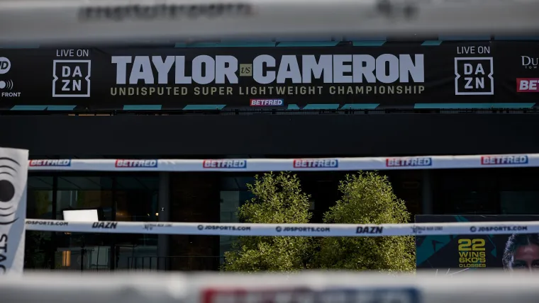 Poster pertandingan tinju dunia wanita antara Katie Taylor vs Chantelle Cameron di DAZN