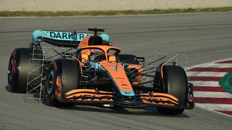 Mobil Formula One sedang melaju dalam sesi tes pramusim di Bahrain International Circuit