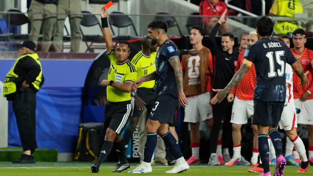 Pemain Paraguay Miguel Almiron mendapatkan kartu merah karena menutup mulut di Piala Dunia 2026